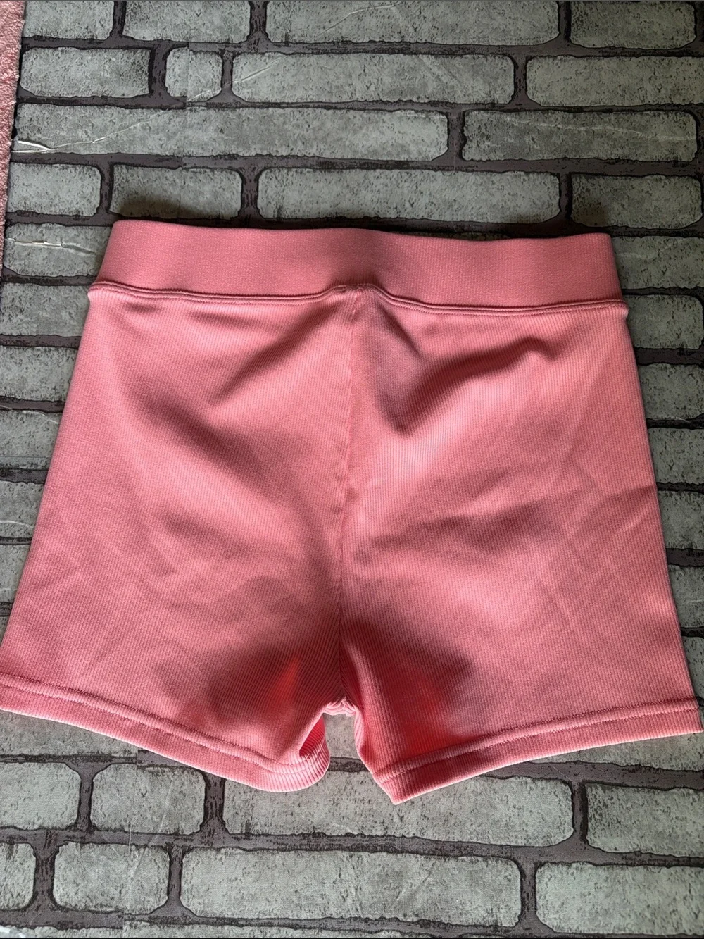 Alo Women’s Goddess Ribbed High-Waist Hot Short Strawberry Lemonade Size Small